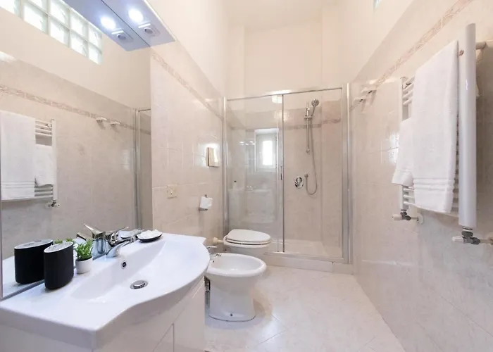 The Rent - Lovely Two-bedroom Near Termini Station רומא