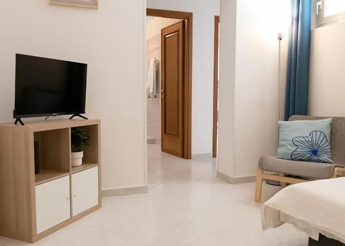 The Rent - Lovely Two-bedroom Near Termini Station *